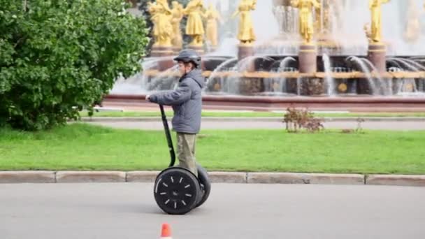 Rapaz cavalga em Segway — Vídeo de Stock