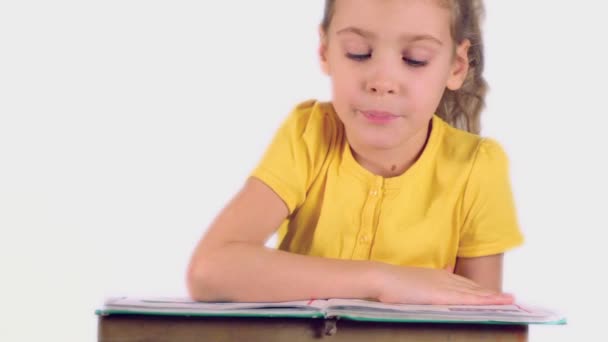 Menina lê livro — Vídeo de Stock