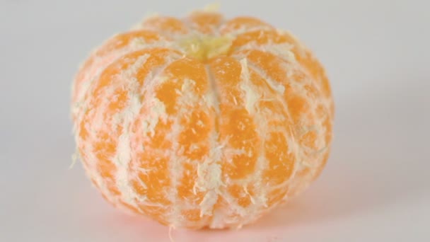 Skalade orange färska välsmakande tangerine — Stockvideo