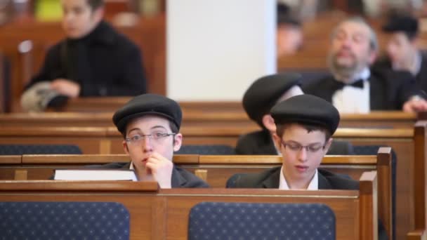 Jewish boys in synagogue — Stock Video