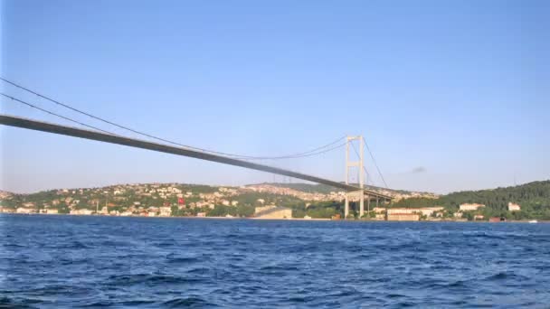 Schepen zweven in de buurt van de Bosporus-brug — Stockvideo