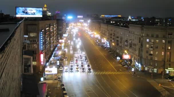在莫斯科的文雅大街上行驶的汽车 — 图库视频影像