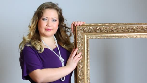 Young woman holding antique frame — Stock Video