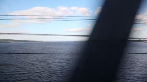 Τοπίο της ευρύ ποταμός με την ακτή — Αρχείο Βίντεο