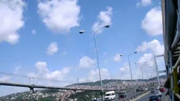 Bus met passagiers op de Bosporus-brug — Stockvideo