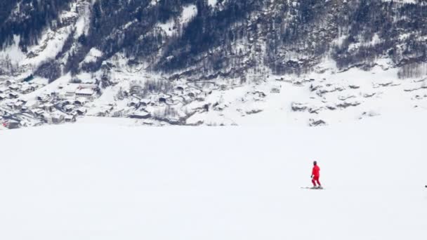 Twee skiërs naar beneden — Stockvideo