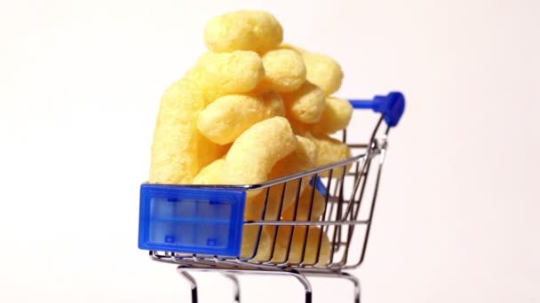 Shopping trolley full av popcorn — Stockvideo