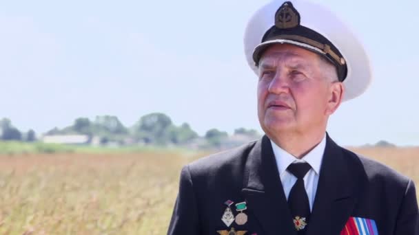 Old man in marine uniform — Stock Video