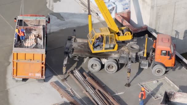 Los trabajadores utilizan grúa para cargar camión — Vídeo de stock