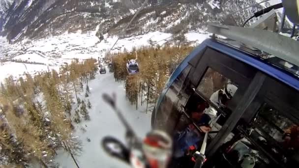 Menschen fahren in Zahnradbahn — Stockvideo