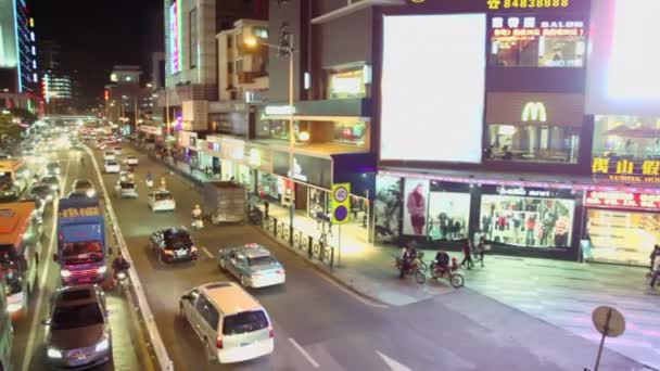 Lalu lintas di jalan raya dan warga berjalan — Stok Video