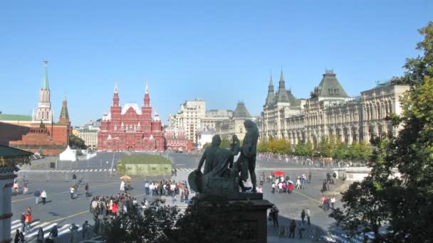 Turisté pěšky přes Rudé náměstí — Stock video