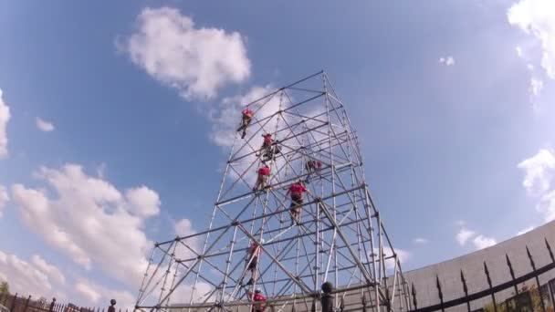 支登山队在塔上 — 图库视频影像