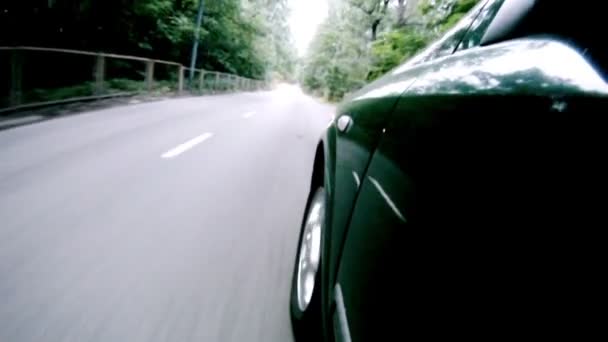 Asfalt yolda araba gider — Stok video