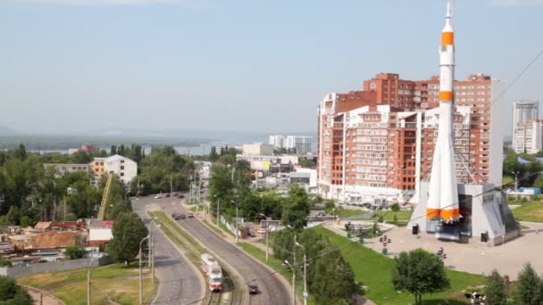 Panorama de la ciudad con casas grandes — Vídeo de stock