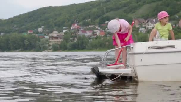 Маленька дівчинка чистий човен — стокове відео