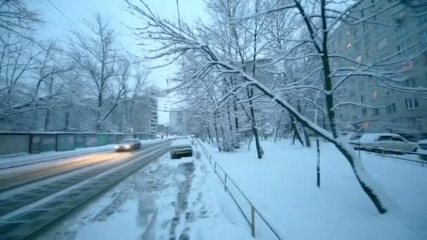 Tráfico nocturno con coches y tranvía — Vídeo de stock