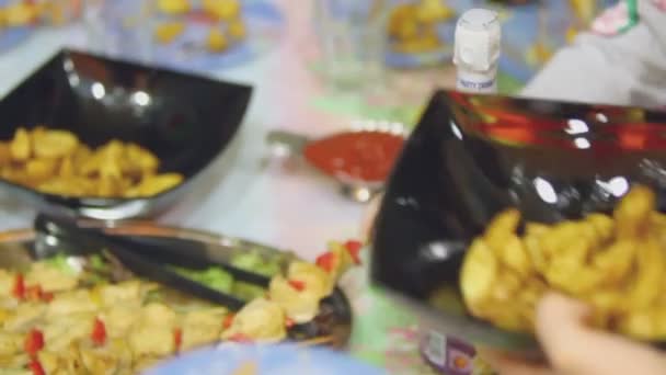 Hände legen Essen in Teller — Stockvideo