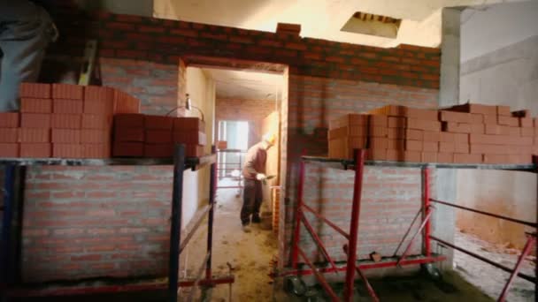 Zwei Arbeiter bauen — Stockvideo