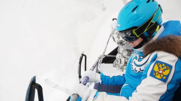 Twee vrouwen skiërs in bril — Stockvideo