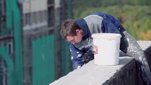 Trabalhador parede lisa — Vídeo de Stock