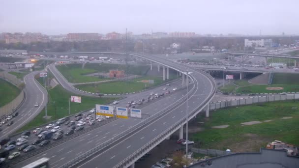 Moskou auto ring road met verkeer — Stockvideo