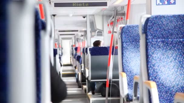 Chaises bleu foncé dans le transport de train — Video