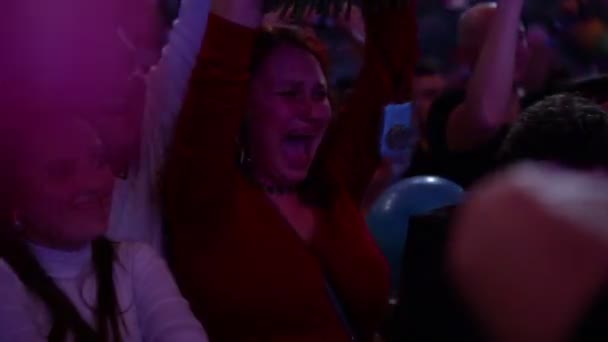 Woman cries at concert — Stock Video