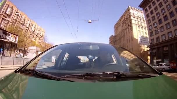Man goes in car on Entuziastov Highway — Stock Video