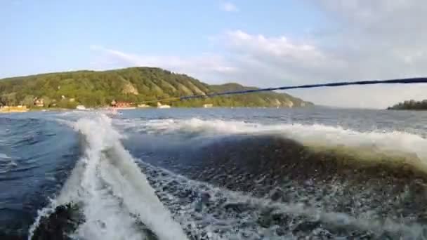 Woman water skier goes on river — Stock Video