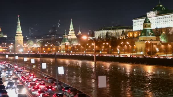 Tráfico de coches en el muelle del Kremlin — Vídeo de stock