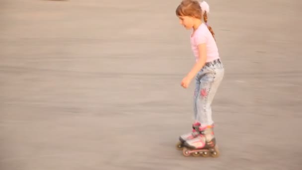 Kleines Mädchen in Jeans auf Roller — Stockvideo