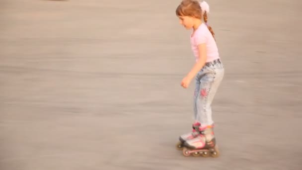 Meisje in spijkerbroek op roller — Stockvideo