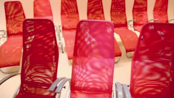Rij van rode comfortabele stoelen — Stockvideo