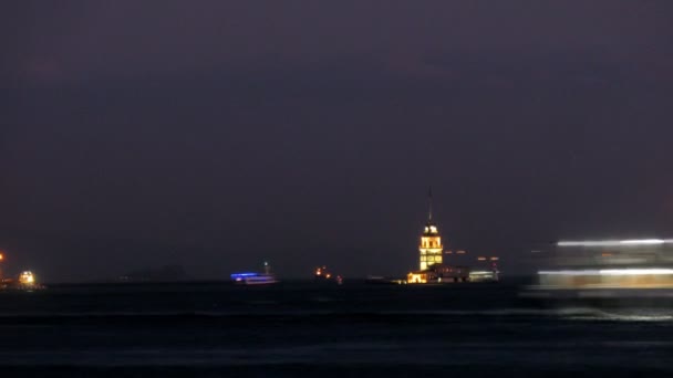 Pływak statki w pobliżu Maiden Tower — Wideo stockowe