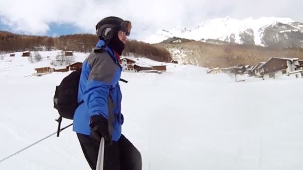 Sciatore scende sul pendio della montagna — Video Stock