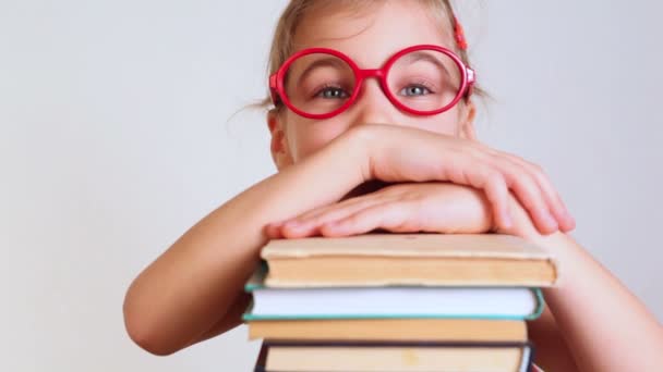 Κοριτσάκι με το σωρό των βιβλίων — Αρχείο Βίντεο