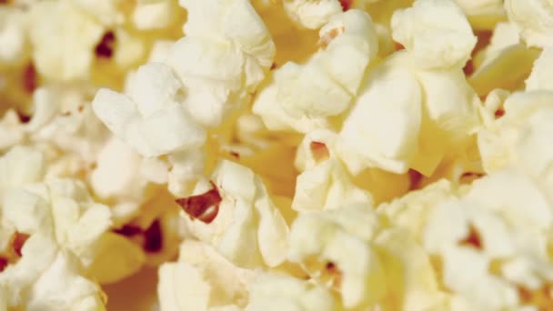 Hög med kokta popcorn — Stockvideo