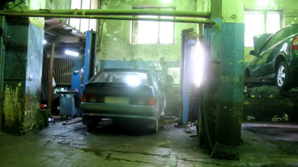 Hombre examina el coche después de la reparación — Vídeos de Stock