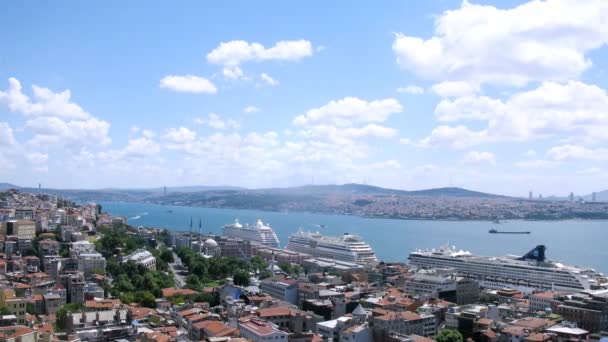 Три крейсера в порту Стамбула — стоковое видео