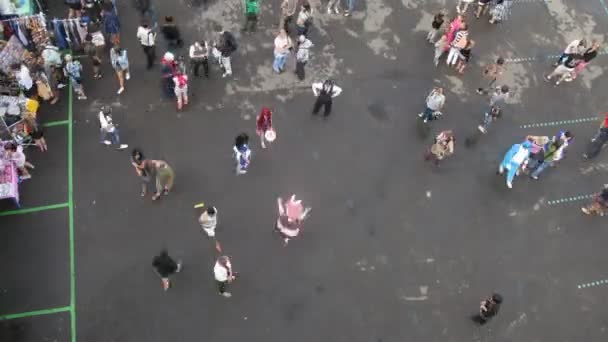 Jonge mensen lopen op straat — Stockvideo