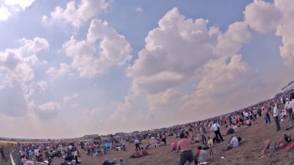 Самолеты ВВС летают над зрителями на авиашоу — стоковое видео