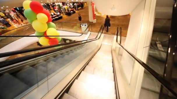 Rolltreppe fährt in Gerngross herunter — Stockvideo
