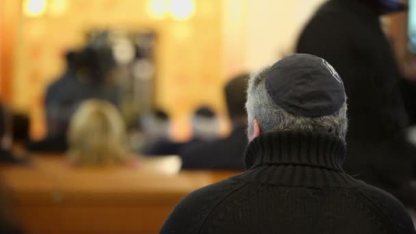 Mannen i judiska cap i synagogan — Stockvideo