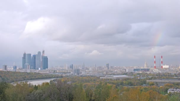 Gökkuşağı ile modern şehir — Stok video