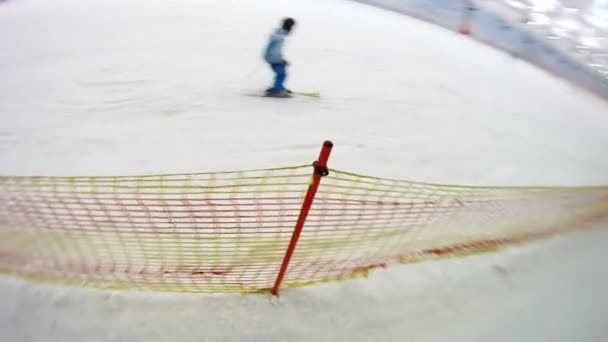 Skilift fährt Jungen beim Skifahren im Skizentrum an — Stockvideo