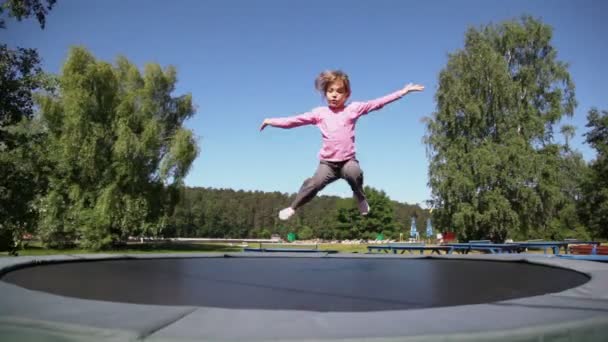 Kleines Mädchen springt und klatscht in die Hände — Stockvideo