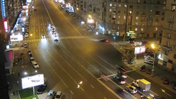 Straat snijpunt verkeer in Moskou — Stockvideo