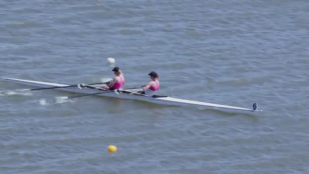 Duas mulheres remar em caiaque — Vídeo de Stock