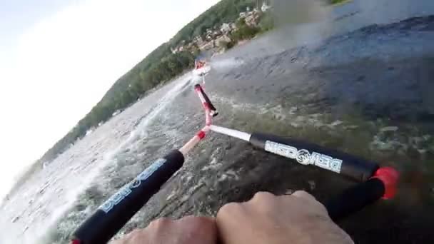 Water skier holding boat rope — Stock Video